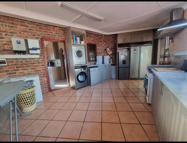 6 BEDROOM FREESTANDING FOR SALE IN HEIDERAND